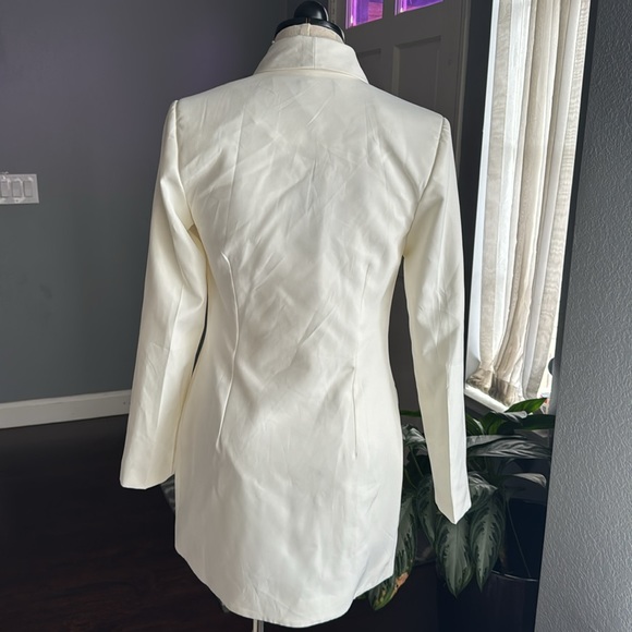 Pretty Little Thing Ivory Button Blazer Dress - Picture 4 of 10
